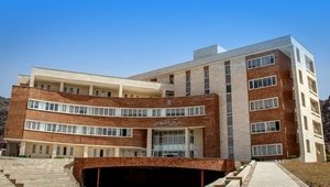 از جلو نمای سازمان مرکزی دانشگاه